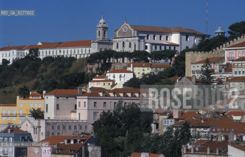 PORTOGALLO, LISBONA : IL MIRADOURO E IGREJA DA GRACA VISTI DAL MIRADOURO DE SANTA JUSTA    @ 2002 Graziano Arici/Rosebud2 / GEO