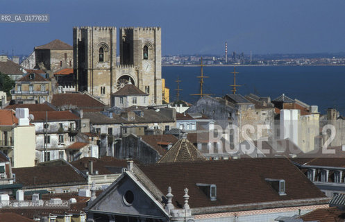 PORTOGALLO, LISBONA : LA CATTEDRALE E IL PORTO VISTI DAL MIRADOURO DE SANTA JUSTA    @ 2002 Graziano Arici/Rosebud2 / GEO