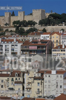 PORTOGALLO, LISBONA : IL CASTELO DE SAO JORGE DAL MIRADOURO DE SANTA JUSTA    @ 2002 Graziano Arici/Rosebud2 / GEO