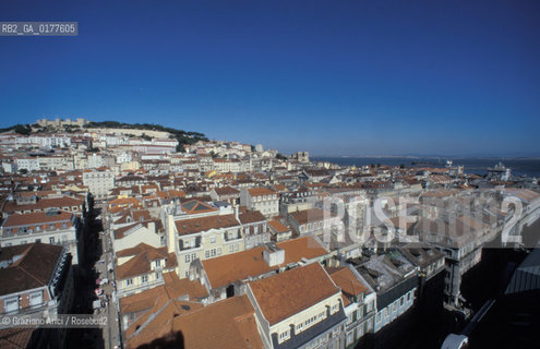 PORTOGALLO, LISBONA :LA CITTA E IL QUARTIERE DI BAIXA VISTI DAL MIRADOURO DE SANTA JUSTA    @ 2002 Graziano Arici/Rosebud2 / GEO