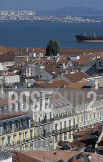 PORTOGALLO, LISBONA :LA CITTA E IL QUARTIERE DI BAIXA VISTI DAL MIRADOURO DE SANTA JUSTA    @ 2002 Graziano Arici/Rosebud2 / GEO