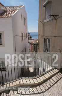 PORTOGALLO, LISBONA : STRADA NEL QUARTIERE DI ALFAMA    @ 2002 Graziano Arici/Rosebud2  / GEO