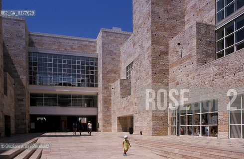 PORTOGALLO, LISBONA : CENTRO CULTURALE DI BELEM DI VITTORIO GREGOTTI    @ 2002 Graziano Arici/Rosebud2 / ARCHITETTURA MODERNA / GEO