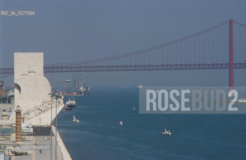 PORTOGALLO, LISBONA : MONUMENTO ALLE SCOPERTE GEOGRAFICHE  E IL PONTE 25 DE ABRIL  @ 2002 Graziano Arici/Rosebud2  / GEO