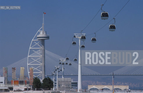 PORTOGALLO, LISBONA : EXPO 98 - LA CABINOVIA E IL PONTE VASCO DA GAMA   @ 2002 Graziano Arici/Rosebud2  / GEO