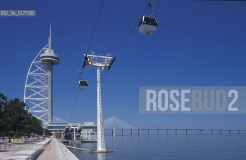 PORTOGALLO, LISBONA : EXPO 98 - LA CABINOVIA E IL PONTE VASCO DA GAMA   @ 2002 Graziano Arici/Rosebud2  / GEO