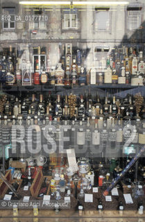 PORTOGALLO, LISBONA : BAIXA - NEGOZIO CHE VENDE BOTTIGLIE DI PORTO   @ 2002 Graziano Arici/Rosebud2 / GEO