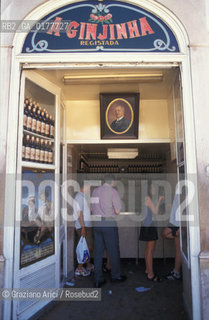 PORTOGALLO, LISBONA : ROSSIO - NEGOZIO DI VENDITA LIQUORI  - MURALES    @ 2002 Graziano Arici/Rosebud2  / GEO