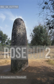 PORTOGALLO, (ALENTEJO) MENHIR DI ALMENDRES     @ 2002 Graziano Arici/Rosebud2 / MONUMENTO MEGALITICO / GEO