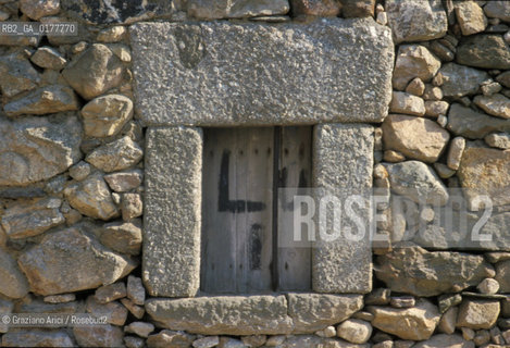 PORTOGALLO, (ALENTEJO) CASA DI CAMPAGNA     @ 2002 Graziano Arici/Rosebud2 / FINESTRA / GEO