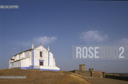 PORTOGALLO, (ALENTEJO) ARRAIOLOS - IGREJA DO SALVADOR E CASTELLO      @ 2002 Graziano Arici/Rosebud2  / GEO