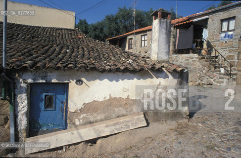 PORTOGALLO, (LE BEIRAS) BELMONTE : UNA CASA     @ 2002 Graziano Arici/Rosebud2  / GEO