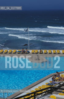 PORTOGALLO, (LISBONA) CASCAIS : PISCINA DI UN ALBERGO     @ 2002 Graziano Arici/Rosebud2 / SPIAGGIA / GEO