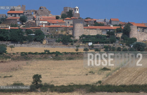 PORTOGALLO, (LE BEIRAS) CASTELO RODRIGO :PANORAMA DEL VILLAGGIO    @ 2002 Graziano Arici/Rosebud2  / GEO