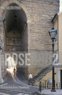 PORTOGALLO, (LE BEIRAS) COIMBRA : UNA STRADA DEL CENTRO   @ 2002 Graziano Arici/Rosebud2   / GEO