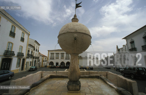 PORTOGALLO, (ALENTEJO) ELVAS :LA FONTANA DI LARGO DA PORTA DE MOURA  @ 2002 Graziano Arici/Rosebud2 / PALLA / GEO