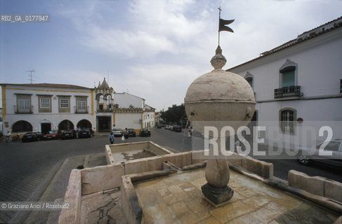 PORTOGALLO, (ALENTEJO) ELVAS :LA FONTANA DI LARGO DA PORTA DE MOURA  @ 2002 Graziano Arici/Rosebud2 / PALLA / GEO