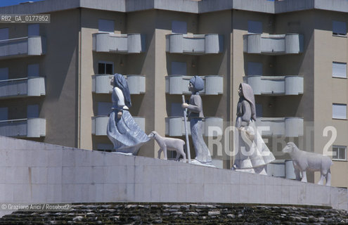 PORTOGALLO, (ESTREMADURA) SANTUARIO DI FATIMA : MONUMENTO AI PASTORELLI  @ 2002 Graziano Arici/Rosebud2  / GEO