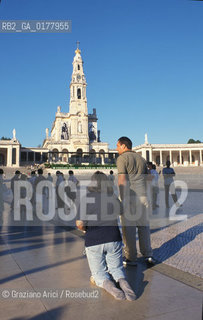 PORTOGALLO, (ESTREMADURA) SANTUARIO DI FATIMA : PELLEGRINI  @ 2002 Graziano Arici/Rosebud2  / GEO