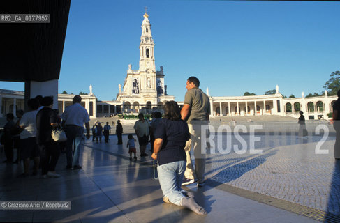 PORTOGALLO, (ESTREMADURA) SANTUARIO DI FATIMA : PELLEGRINI  @ 2002 Graziano Arici/Rosebud2  / GEO