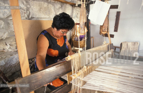 PORTOGALLO, (ALENTEJO) MERTOLA : LAVORAZIONE DI COPERTE AL TELAIO  @ 2002 Graziano Arici/Rosebud2  / GEO
