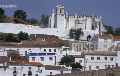 PORTOGALLO, (ALENTEJO) MERTOLA : PANORAMA DEL VILLAGGIO E DELLA CHIESA   @ 2002 Graziano Arici/Rosebud2 / MOSCHEA / GEO