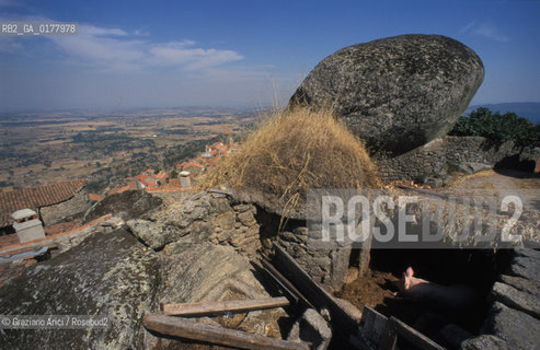 PORTOGALLO, (LE BEIRAS) MONSANTO : IL VILLAGGIO   @ 2002 Graziano Arici/Rosebud2  / GEO