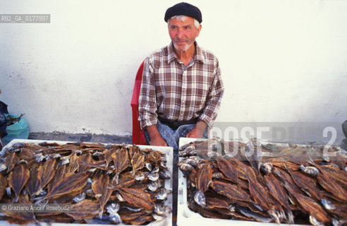 PORTOGALLO, (RIBETEJO) NAZARE : VENDITORE DI PESCE SECCO    @ 2002 Graziano Arici/Rosebud2  / GEO