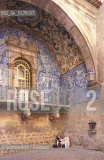 PORTOGALLO, (RIBETEJO) OBIDOS : LA PORTA DA VILA    @ 2002 Graziano Arici/Rosebud2 /AZULEJOS / GEO