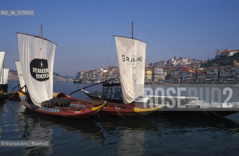PORTOGALLO, (DOURO) PORTO : IL FIUME DOURO E VILA NOVA DE GAIA -  DISTILLERIE DI PORTO    @ 2002 Graziano Arici/Rosebud2 / BARCA / VELA / GEO