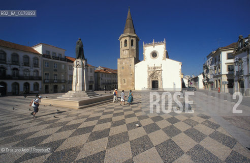 PORTOGALLO, (ESTREMADURA) TOMAR :  LA PIAZZA CON LA CHIESA DI SAO BAPTISTA   @ 2002 Graziano Arici/Rosebud2  / GEO