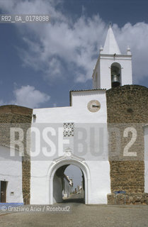 PORTOGALLO, (ALENTEJO) REDONDO : LA PORTA DEL VILLAGGIO   @ 2002 Graziano Arici/Rosebud2  / GEO