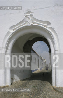PORTOGALLO, (ALENTEJO) REDONDO : LA PORTA DEL VILLAGGIO   @ 2002 Graziano Arici/Rosebud2  / GEO