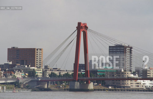 OLANDA , ROTTERDAM : IL PONTE WILLEMS-BRUG SUL FIUME MOSA  -  © 2002 Graziano Arici/Rosebud2 / GEO