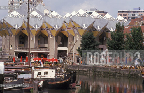 OLANDA , ROTTERDAM : LE CASE CUBICHE DI PETE BLOM   -  © 2002 Graziano Arici/Rosebud2 / ARCHITETTURA CONTEMPORANEA / GEO