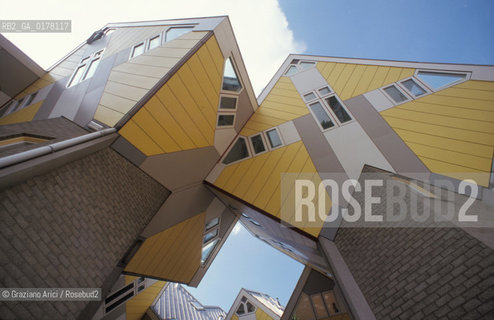 OLANDA , ROTTERDAM : LE CASE CUBICHE   DI PETE BLOM   -  © 2002 Graziano Arici/Rosebud2 / ARCHITETTURA CONTEMPORANEA / GEO