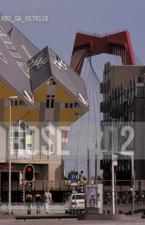 OLANDA , ROTTERDAM : LE CASE CUBICHE  DI PETE BLOM E IL PONTE  WILLEMS - BRUG  -  © 2002 Graziano Arici/Rosebud2 / ARCHITETTURA CONTEMPORANEA / GEO