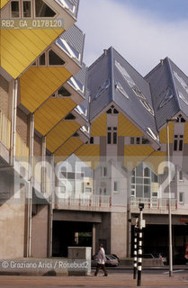 OLANDA , ROTTERDAM : LE CASE CUBICHE DI PETE BLOM   -  © 2002 Graziano Arici/Rosebud2 / ARCHITETTURA CONTEMPORANEA / GEO