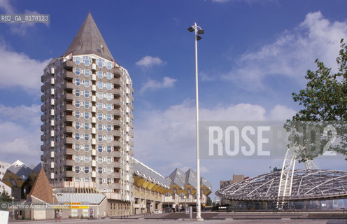 OLANDA , ROTTERDAM : LE CASE CUBICHE  E LA TORRE DI PETE BLOM   -  © 2002 Graziano Arici/Rosebud2 / ARCHITETTURA CONTEMPORANEA / GEO