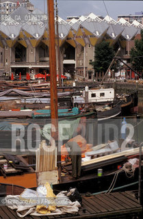 OLANDA , ROTTERDAM : OUDE HAVEN E LE CASE CUBICHE DI PETE BLOM- IL VECCHIO PORTO - .© 2002 Graziano Arici/Rosebud2  / GEO