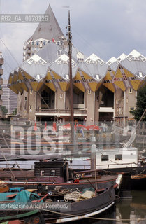 OLANDA , ROTTERDAM : OUDE HAVEN E LE CASE CUBICHE DI PETE BLOM- IL VECCHIO PORTO - .© 2002 Graziano Arici/Rosebud2  / GEO