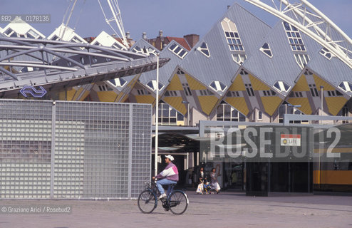 OLANDA , ROTTERDAM : LE CASE CUBICHE DI PETE BLOM E LA METROPOLITANA DEL BLAAK  -  © 2002 Graziano Arici/Rosebud2 / ARCHITETTURA CONTEMPORANEA / GEO