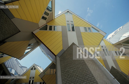 OLANDA , ROTTERDAM : LE CASE CUBICHE DI PETE BLOM   -  © 2002 Graziano Arici/Rosebud2 / ARCHITETTURA CONTEMPORANEA / GEO