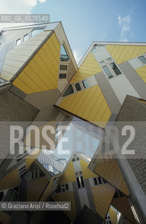 OLANDA , ROTTERDAM : LE CASE CUBICHE DI PETE BLOM   -  © 2002 Graziano Arici/Rosebud2 / ARCHITETTURA CONTEMPORANEA / GEO