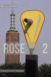 OLANDA , ROTTERDAM : IL SIMBOLO DEL MUSEO DI ARCHITETTURA NAi  E LA TORRE DEL MUSEO BOYMANS -  © 2002 Graziano Arici/Rosebud2 / ARCHITETTURA CONTEMPORANEA / GEO
