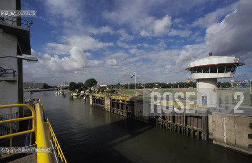 OLANDA , ROTTERDAM : LA DIGA DI PROTEZIONE SULLA MOSA  -  © 2002 Graziano Arici/Rosebud2  / GEO