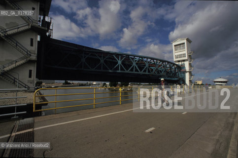 OLANDA , ROTTERDAM : LA DIGA DI PROTEZIONE SULLA MOSA  -  © 2002 Graziano Arici/Rosebud2  / GEO