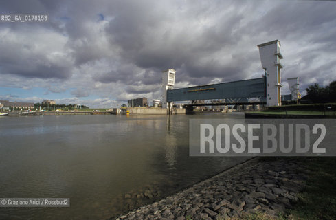 OLANDA , ROTTERDAM : LA DIGA DI PROTEZIONE SULLA MOSA  -  © 2002 Graziano Arici/Rosebud2  / GEO