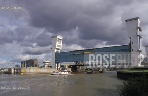 OLANDA , ROTTERDAM : LA DIGA DI PROTEZIONE SULLA MOSA  -  © 2002 Graziano Arici/Rosebud2  / GEO