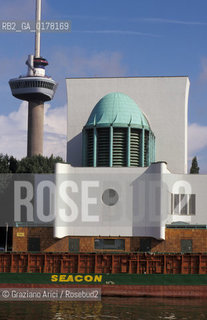 OLANDA , ROTTERDAM : IL PORTO - ENTRATA DEL TUNNEL SOTTO LA MOSA   -  © 2002 Graziano Arici/Rosebud2 / ARCHITETTURA MODERNA / GEO